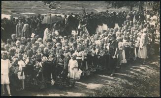 cca 1925 Kerny István (1879-1963) budapesti fotóművész hagyatékából jelzés nélküli vintage fotó (Körmenet), 13,7x22,8 cm