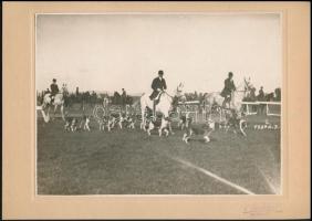 1930 Falkavadászat katonatisztek részvételével, Faragó fényképész riportfelvétele, pecséttel jelzett vintage fotó, 17x23 cm, karton 20,5x29,4 cm