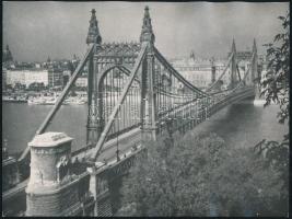 1944 előtt készült 4 db fénykép a régi Erzsébet hídról (Budapest), 8x3x6,3 cm és 17,8x24 cm között
