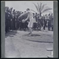 cca 1910 Diszkoszvető, jelzés nélküli, keményhátú vintage fotó, 10,2x10,2 cm