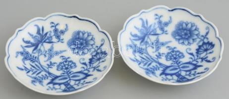 Bécsi porcelán tálkák, 2 db, máz alatti kék festéssel, jelzett, egyiken kis karcolással, d: 15 cm