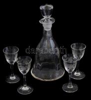 Gravírozott üveg szőlőmintás pálinkás butélia, 4 db gravírozott üveg pohárkával, némelyiken csorbával, m: 9,5 cm