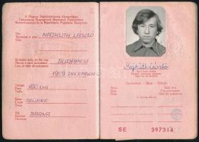 1975 Magyar Népköztársaság által kiállított fényképes útlevél, érvénytelenítve, munkára jogosító bélyegzéssel