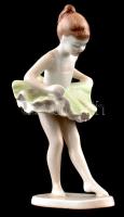 Hollóházi porcelán balerina, kézzel festett, jelzett, kis kopással, m: 14 cm