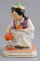 Azonosítatlan jelzéssel: Tea öntő lányka. Kézzel festett, jelzett, kis kopással 14 cm