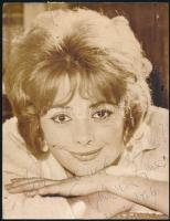 1966 Gordon Zsuzsa (1929-2015) színésznő aláírása az őt ábrázoló fotón, szakadással