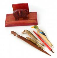 Különféle írószerek, közte fafaragású golyóstollak, töltőtoll, levélbontó + elefántos írószertartó, 20x11 cm