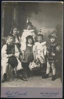 cca 1910 Gyerekek jelmezben, feltehetően egy színpadi előadás alkalmából, vintage keményhátú fotó Paul Orasch bécsújhelyi (Wiener Neustadt) műterméből, 16,5x10,5 cm