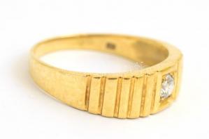 Arany (Au) gyűrű 14 K szintetikus kővel. Jelzett Bruttó 4,4 g, m: 64