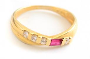 Arany (Au) gyűrű 14 K, szintetikus kövekkel Jelzett 1,94 g, m: 53