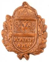 Erdély címerét ábrázoló kerámia kisplasztika, kis kopásnyomokkal, 10,5×8,5 cm