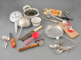 Vegyes konyhai tétel, közte: zománcozott tál, evőeszközök, tésztaszűrők, szaggatók, deszka, sószóró stb.