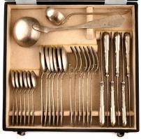 6 személyes alpakka evőeszközkészlet, kiskanalakkal, kanalakkal, merőkanalakkal, villákkal, késekkel, táskában