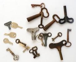 20 db régi kulcs, benne 3 db nagy órakulcs