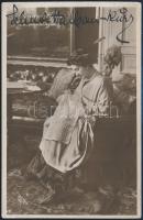 cca 1916 Selma Kurz (1874-1933) osztrák operaénekesnő aláírt fotólapja, az egyik sarkán kis töréssel, 13x8 cm/ Autograph signature of Selma Kurz (1874-1933) Austrian opera singer.