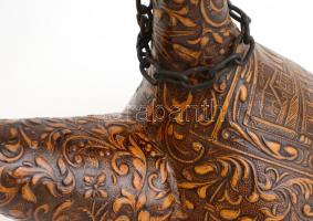 Díszített bőr bevonatos spanyol, mór stílusú üveg láncos kupakkal. 27 cm