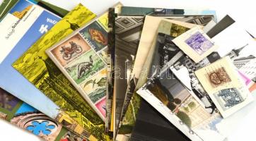 Kis bolhapiac tétel, kb. 50 db képeslap, fotó, öngyújtó, fotó, bélyeg, stb