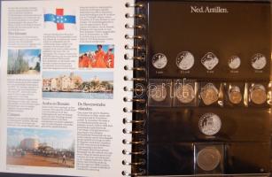 Kis tengerentúli gyűjtemény, 47db, hozzávaló gyűrűs berakóban, ismertetőkkel, benne Hongkong, Szaúd-...