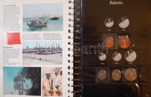 Kis tengerentúli gyűjtemény, 47db, hozzávaló gyűrűs berakóban, ismertetőkkel, benne Hongkong, Szaúd-...