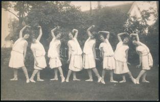 cca 1920 Táncoló lányok, Merkado Gyula Kecskemét, pecséttel jelzett fotólap, 14×8,5 cm