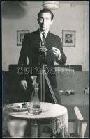 cca 1940-1950 Fényképező férfi, fotó, 14×9 cm