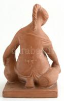 Kucs Béla (1925-1984): Nő korsóval. Kerámia figura, jelzett, kopásnyomokkal, m: 24 cm