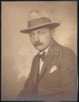 cca 1925 Férfiportré, hátoldalon jelzett fotó Székely Aladár műterméből, felületén hibákkal, 22×17 cm