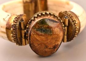 Vastag csont és réz karkötő féldrágakővel, d: 9,5 cm
