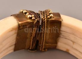 Vastag csont és réz karkötő féldrágakővel, d: 9,5 cm