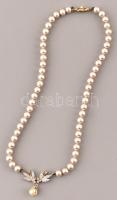 Gyöngy nyaklánc, fehér kövekkel kirakott medállal, h: 49 cm