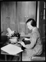 Hölgy írógéppel, üvegnegatív, 9×12 cm