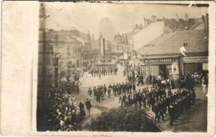 Esztergom, utca, Schwach Sándor, Özv. Neumann Gyuláné üzlete, darutollas leventék felvonulása, magyar zászlók. photo (EK)