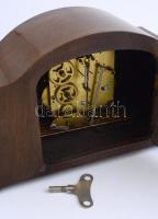 Negyedütős asztali / kandalló óra. Kulccsal, működik. Üveg nélkül 40x22 cm