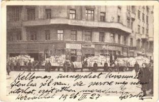1926 Budapest VII. Országos Gyermekvédő Liga központi irodája, Külföldi szeretetadományokkal telt, lerakodásra való társzekerek, Spangenberg Lajos kalapos üzlete, Thomson villanyszerelő (EK)