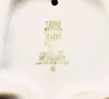 Zsolnay ülő kislány. Kézzel festett, jelzett, hibátlan 7 cm