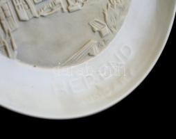 Herendi jelzéssel ellátott porcelán fali dísztál, fény felé tartva láthatóvá válik a mintája / Heren...