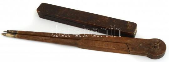2 darab antik asztalos szerszám. Fa körző, sárgaréz papucsokkal 52 cm, fa sáskaláb