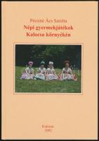 Pécsiné Ács Sarolta: Népi gyermekjátékok Kalocsa környékén. Kalocsai Múzeumi Értekezések.Kalocsa, 2002, Kalocsai Múzeumbarátok Köre.2. javított kiadás.Megjelent 1000 példányban.Fekete-fehér képekkel és kottákkal.Kartonált papírkötés, jó állapotban.