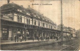 Szolnok, vasútállomás. Vasúti levelezőlapárusítás 5928. (EK)