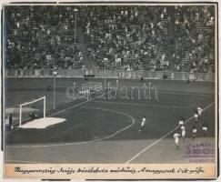 Magyarország-Svájc kézilabda mérkőzés, a magyarok második gólja, feliratozott, kartonlapra ragasztott fotó, 22×16 cm