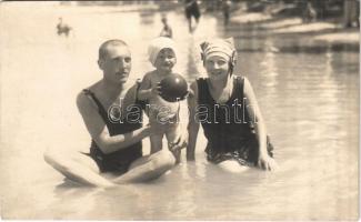 1924 Balatonszárszó, fürdőző család. photo