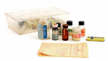 Vegyes orvosi tétel, köztük üvegcsék, receptek, Salvadoros doboz