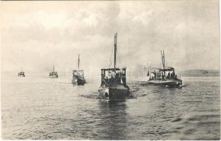 Torpedoboot-Flotille in Fahrt / Austro-Hungarian Navy, K.u.K. Kriegsmarine torpedo boats. Phot. Alois Beer. Verlag F.W. Schrinner (Pola) (ragasztónyom / glue mark)