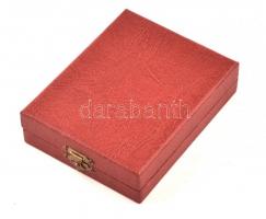 Dr. Sikota Győző: Herendi porcelán. Bp., 1980, Kiadói műbőr kötésben, dísztokban, virág mintás porce...