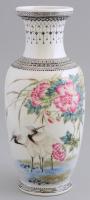 Kínai porcelán váza, kézzel festett, jelzett, kis kopással, m: 24 cm