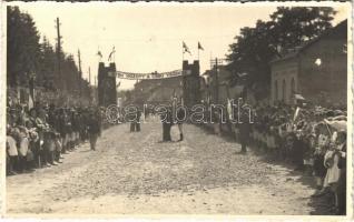 1940 Csíkszereda, Miercurea Ciuc; bevonulás, díszkapu "Isten hozott a Csíki végekre" felirattal, ünneplő tömeg, magyar zászlók / entry of the Hungarian troops, decorated gate, cheering crowd. Aladics photo  + "1940 Csíkszereda visszatért" So. Stpl. (EK)