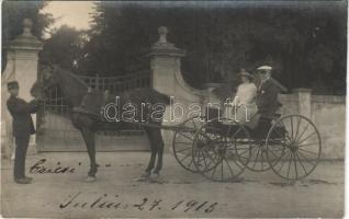 1915 Balatonederics, pár lovashintóban a kastély kapuja előtt. photo (EK)