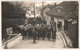 Rózsahegy, Ruzomberok; katonai temetés, halottaskocsi, halotti menet / military funeral. Foto Hromada, photo