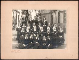 cca 1920 Leányiskolai osztálykép, kartonra kasírozva, Kvassay műterméből, 17×23 cm
