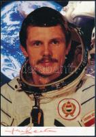 Farkas Bertalan űrhajós aláírása képén, hátoldalán kisebb felületi sérüléssel (feltehetően korábban albumba ragasztva), 15x10,5 cm